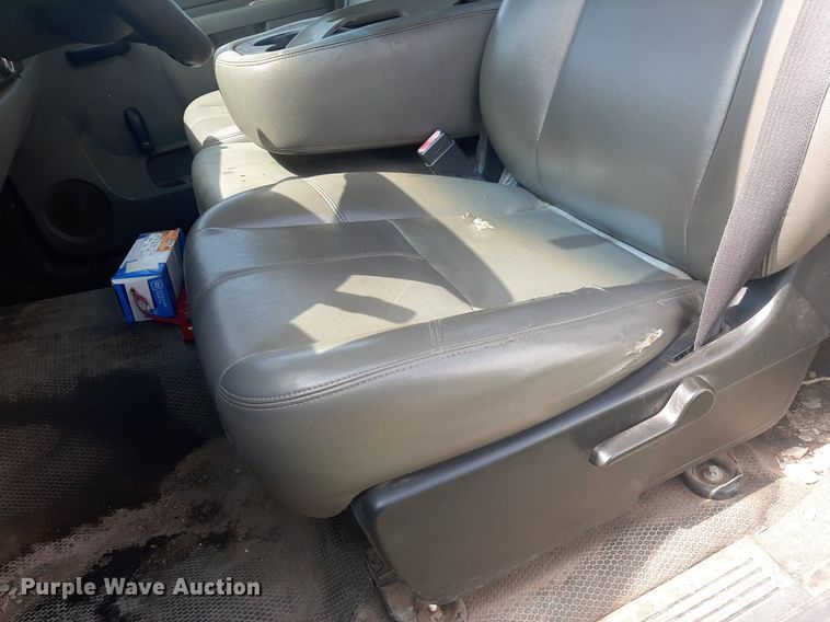 image for item NV9320 2011 Chevrolet Silverado 3500HD  flatbed pickup truck