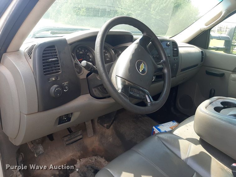 image for item NV9320 2011 Chevrolet Silverado 3500HD  flatbed pickup truck