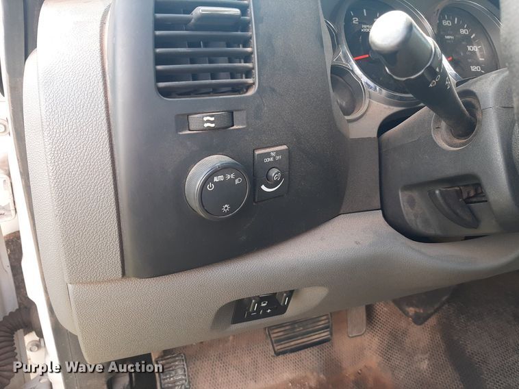 image for item NV9320 2011 Chevrolet Silverado 3500HD  flatbed pickup truck