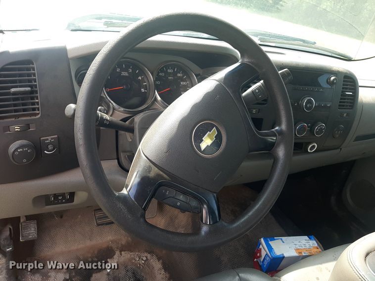 image for item NV9320 2011 Chevrolet Silverado 3500HD  flatbed pickup truck