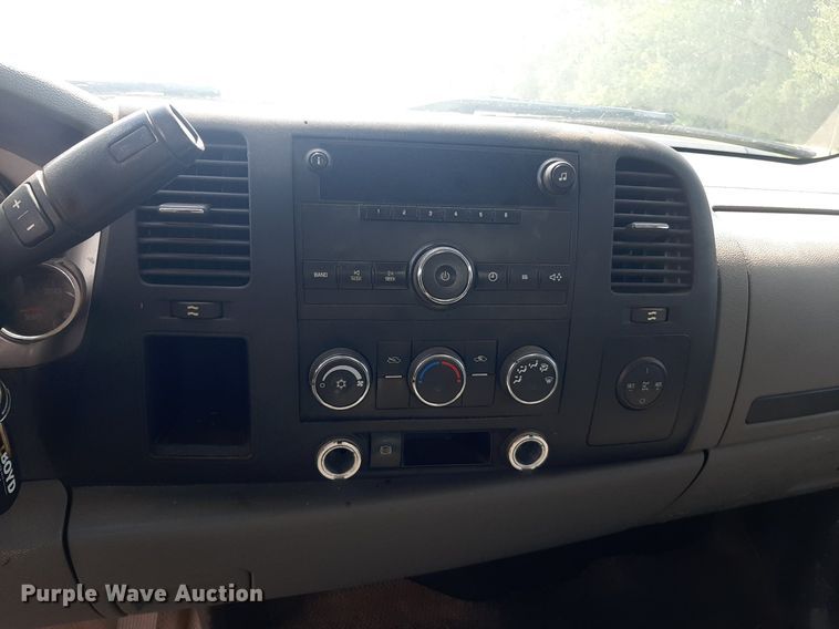 image for item NV9320 2011 Chevrolet Silverado 3500HD  flatbed pickup truck