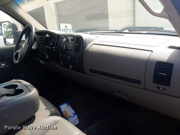 image for item NV9320 2011 Chevrolet Silverado 3500HD  flatbed pickup truck