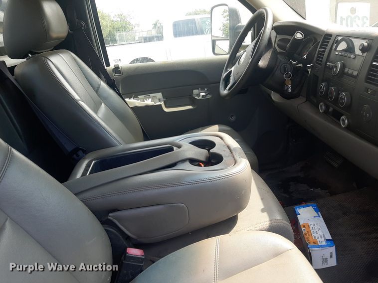 image for item NV9320 2011 Chevrolet Silverado 3500HD  flatbed pickup truck