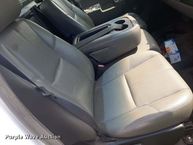 image for item NV9320 2011 Chevrolet Silverado 3500HD  flatbed pickup truck