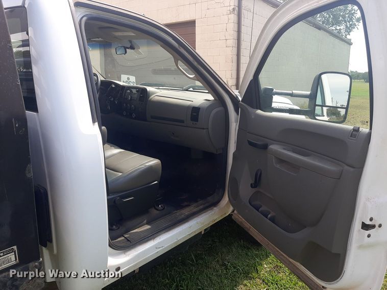 image for item NV9320 2011 Chevrolet Silverado 3500HD  flatbed pickup truck