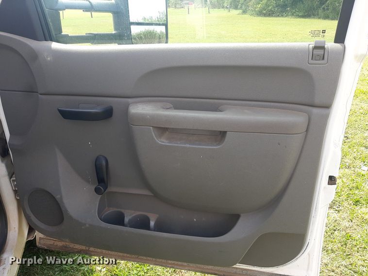 image for item NV9320 2011 Chevrolet Silverado 3500HD  flatbed pickup truck