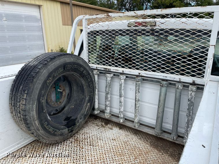 image for item NX9853 2009 Ford F250 Super Duty XL  SuperCab utility bed pickup truck