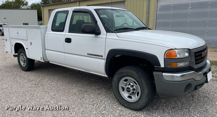 image for item NX9855 2005 GMC Sierra 2500 HD  Ext. Cab utility bed pickup truck