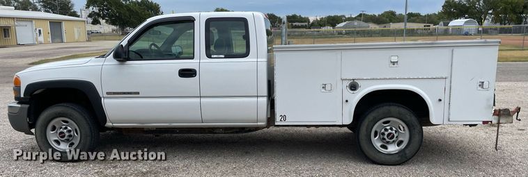 image for item NX9855 2005 GMC Sierra 2500 HD  Ext. Cab utility bed pickup truck