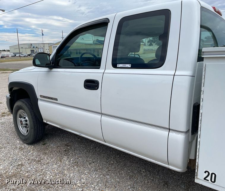 image for item NX9855 2005 GMC Sierra 2500 HD  Ext. Cab utility bed pickup truck