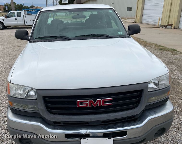 image for item NX9855 2005 GMC Sierra 2500 HD  Ext. Cab utility bed pickup truck