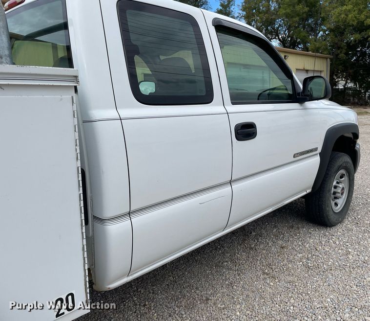image for item NX9855 2005 GMC Sierra 2500 HD  Ext. Cab utility bed pickup truck