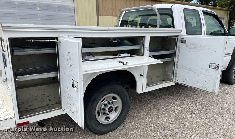 image for item NX9855 2005 GMC Sierra 2500 HD  Ext. Cab utility bed pickup truck