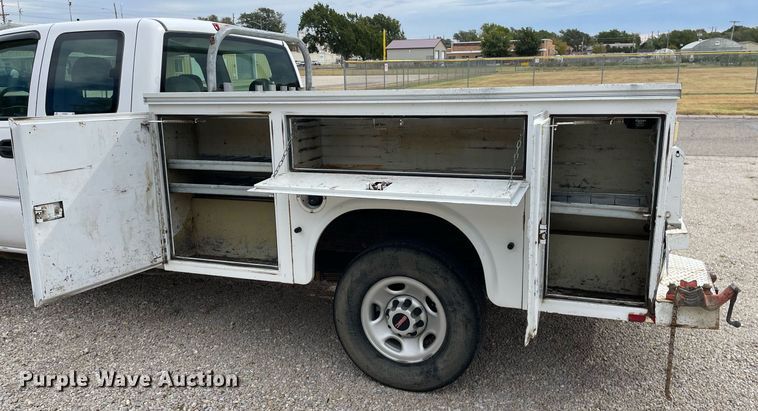 image for item NX9855 2005 GMC Sierra 2500 HD  Ext. Cab utility bed pickup truck