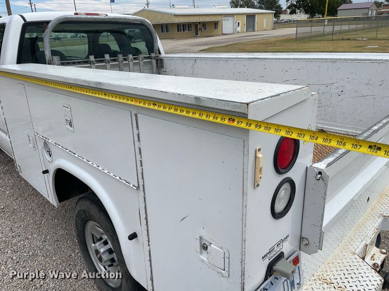 image for item NX9855 2005 GMC Sierra 2500 HD  Ext. Cab utility bed pickup truck