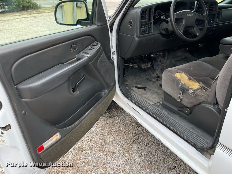 image for item NX9855 2005 GMC Sierra 2500 HD  Ext. Cab utility bed pickup truck