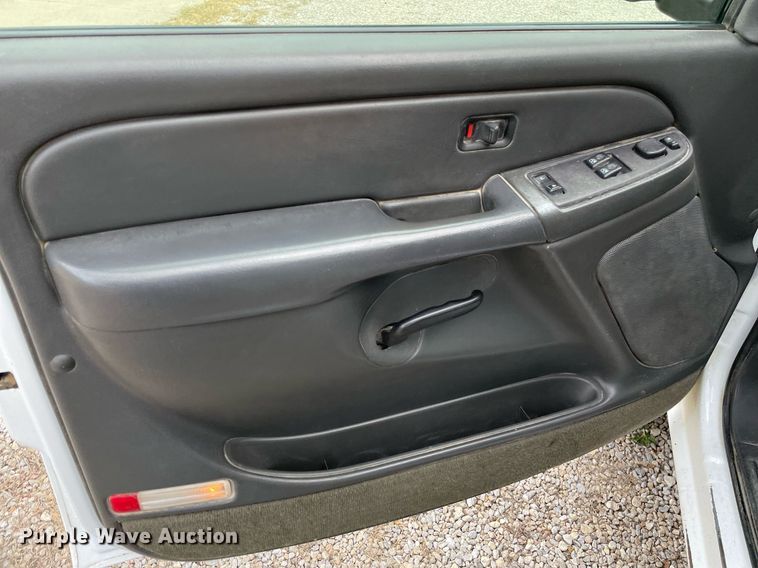 image for item NX9855 2005 GMC Sierra 2500 HD  Ext. Cab utility bed pickup truck