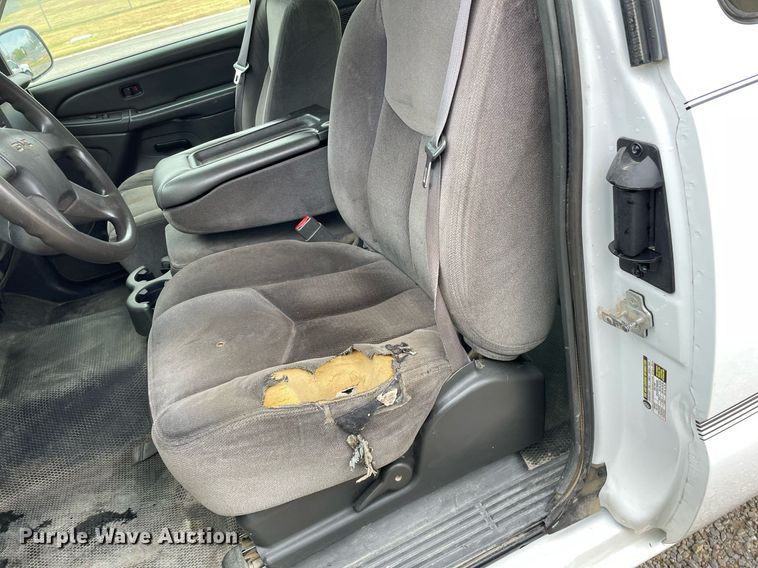 image for item NX9855 2005 GMC Sierra 2500 HD  Ext. Cab utility bed pickup truck