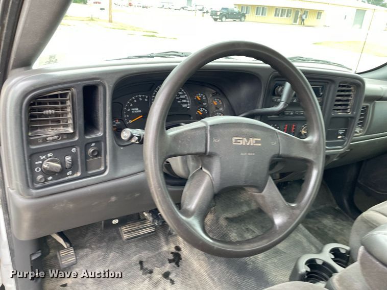 image for item NX9855 2005 GMC Sierra 2500 HD  Ext. Cab utility bed pickup truck