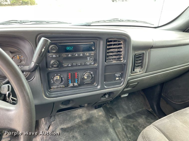 image for item NX9855 2005 GMC Sierra 2500 HD  Ext. Cab utility bed pickup truck