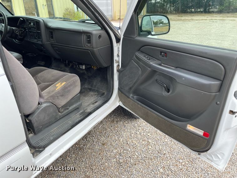 image for item NX9855 2005 GMC Sierra 2500 HD  Ext. Cab utility bed pickup truck