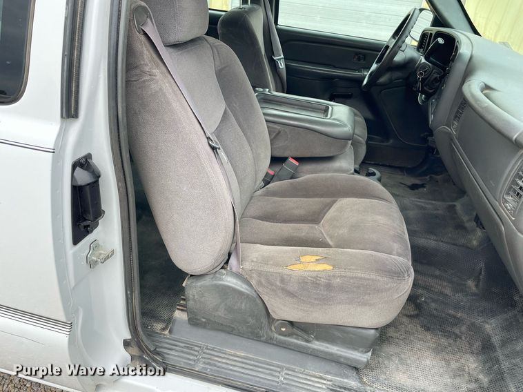 image for item NX9855 2005 GMC Sierra 2500 HD  Ext. Cab utility bed pickup truck