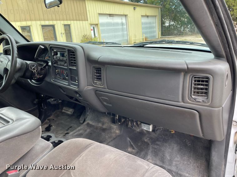 image for item NX9855 2005 GMC Sierra 2500 HD  Ext. Cab utility bed pickup truck