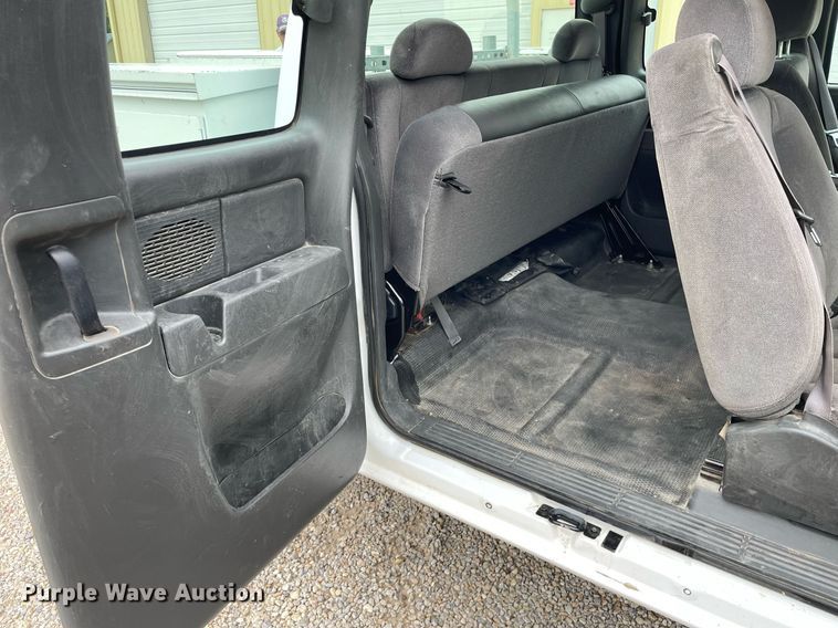 image for item NX9855 2005 GMC Sierra 2500 HD  Ext. Cab utility bed pickup truck