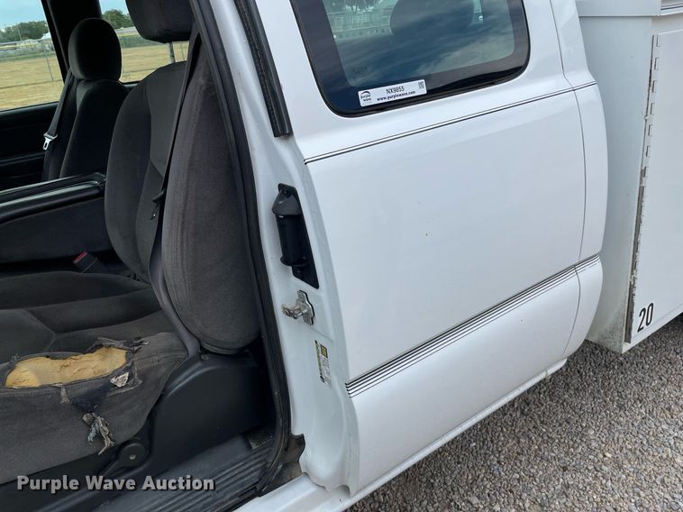 image for item NX9855 2005 GMC Sierra 2500 HD  Ext. Cab utility bed pickup truck