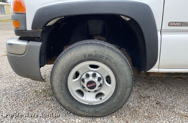 image for item NX9855 2005 GMC Sierra 2500 HD  Ext. Cab utility bed pickup truck