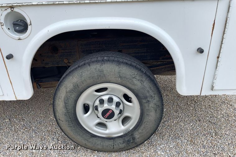 image for item NX9855 2005 GMC Sierra 2500 HD  Ext. Cab utility bed pickup truck