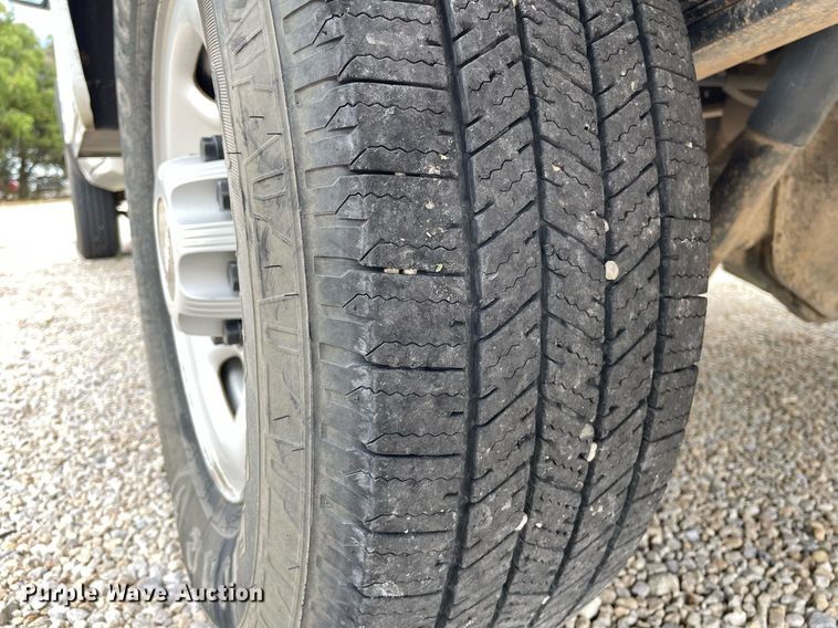 image for item NX9855 2005 GMC Sierra 2500 HD  Ext. Cab utility bed pickup truck