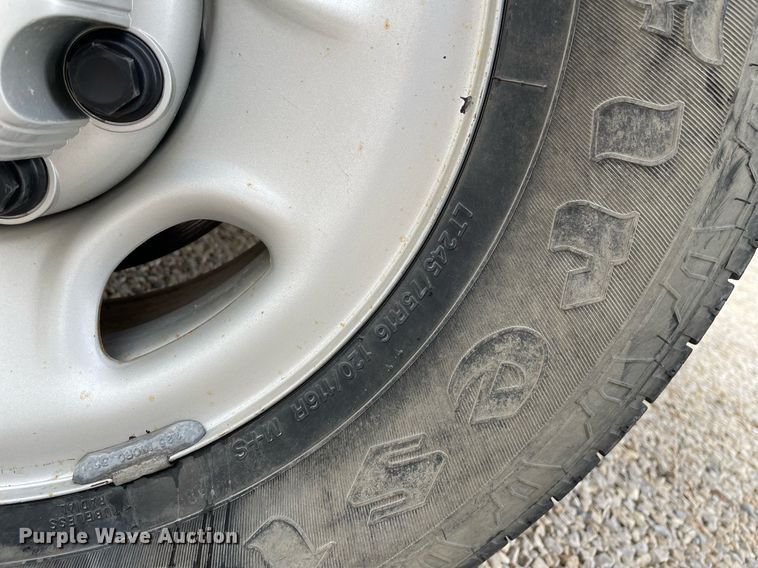 image for item NX9855 2005 GMC Sierra 2500 HD  Ext. Cab utility bed pickup truck