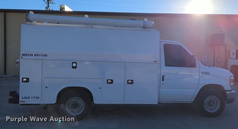 image for item OL9036 2019 Ford E350 Super Duty  utility van