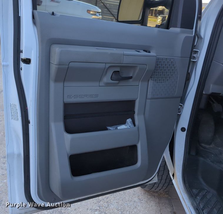 image for item OL9036 2019 Ford E350 Super Duty  utility van