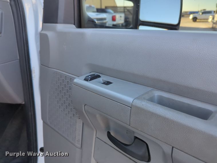 image for item OL9036 2019 Ford E350 Super Duty  utility van