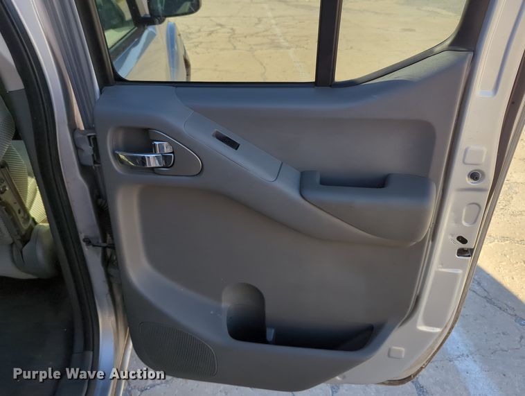 image for item OL9038 2008 Nissan Frontier  Crew Cab pickup truck