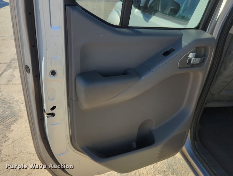 image for item OL9038 2008 Nissan Frontier  Crew Cab pickup truck