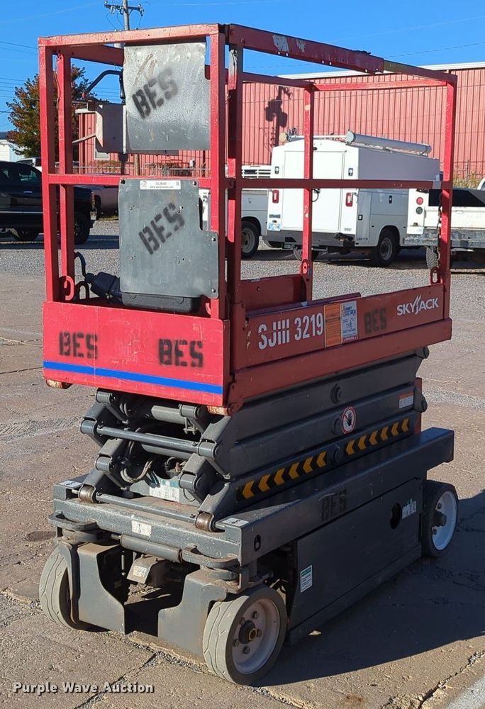 image for item OL9040 Sky Jack SJ III -3219  scissor lift