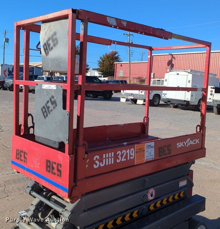 image for item OL9040 Sky Jack SJ III -3219  scissor lift