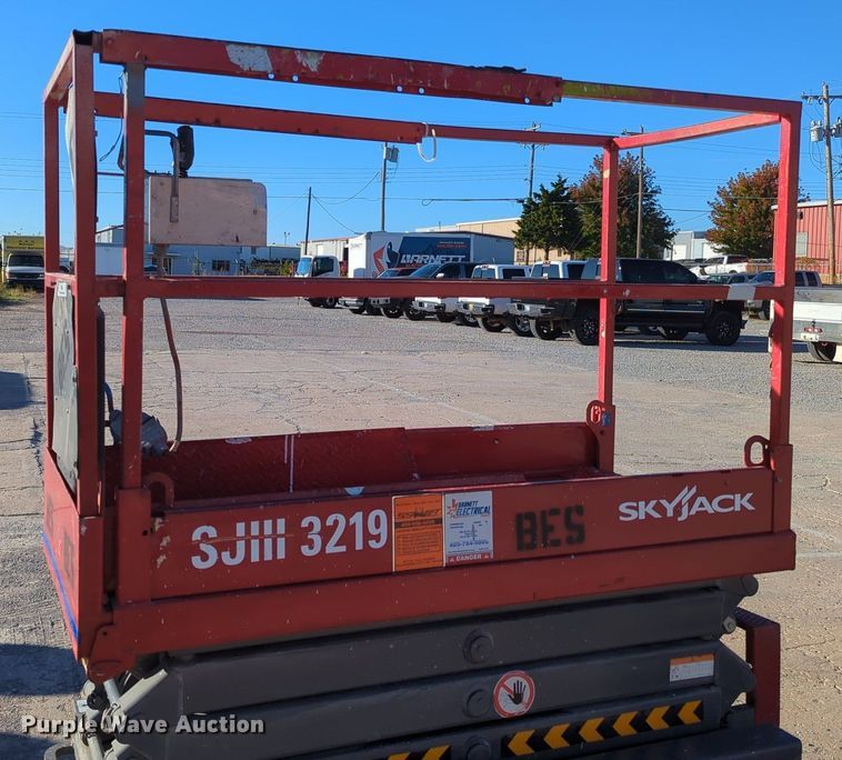 image for item OL9040 Sky Jack SJ III -3219  scissor lift
