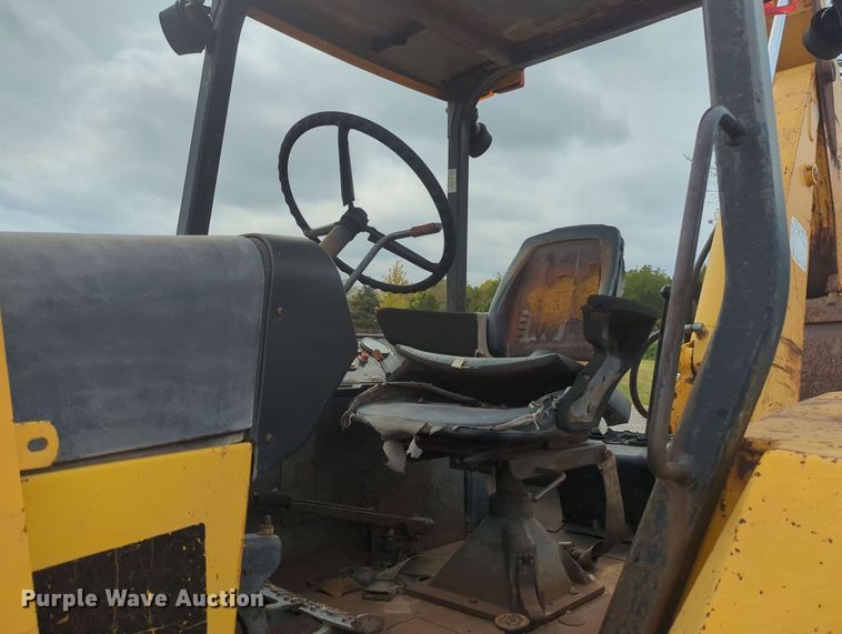image for item OL9057 1983 John Deere 510B  backhoe