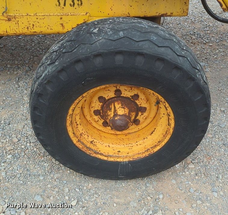 image for item OL9057 1983 John Deere 510B  backhoe