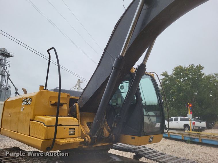 image for item DK1129 2006 John Deere 240D LC  excavator