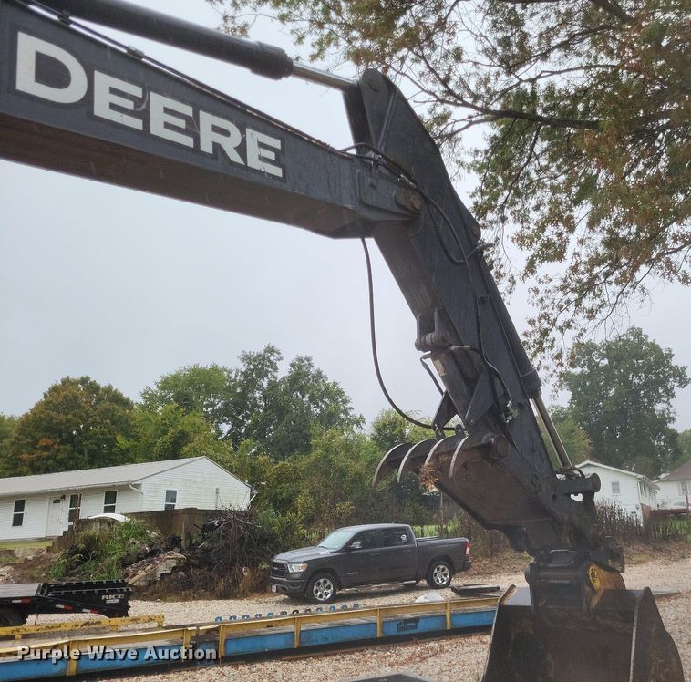 image for item DK1129 2006 John Deere 240D LC  excavator