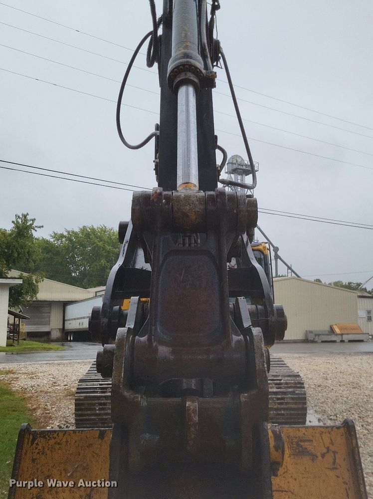 image for item DK1129 2006 John Deere 240D LC  excavator