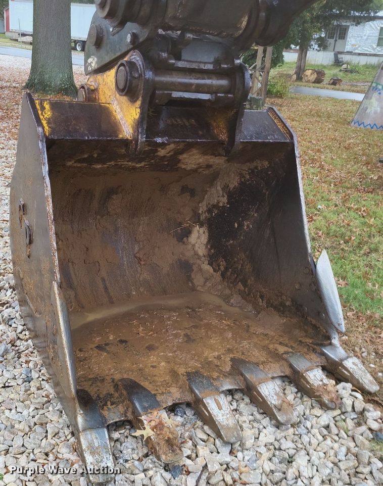 image for item DK1129 2006 John Deere 240D LC  excavator