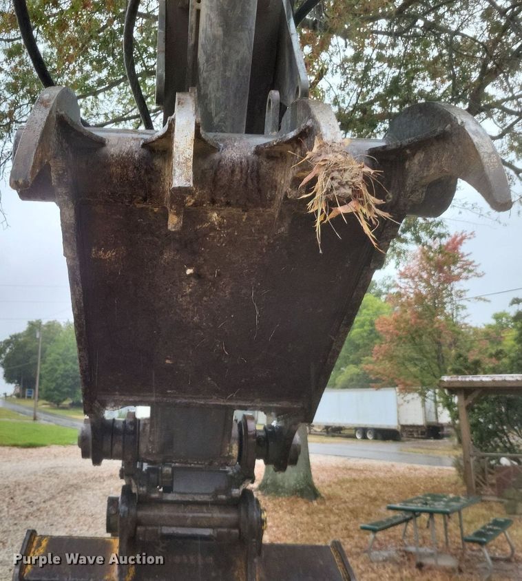 image for item DK1129 2006 John Deere 240D LC  excavator