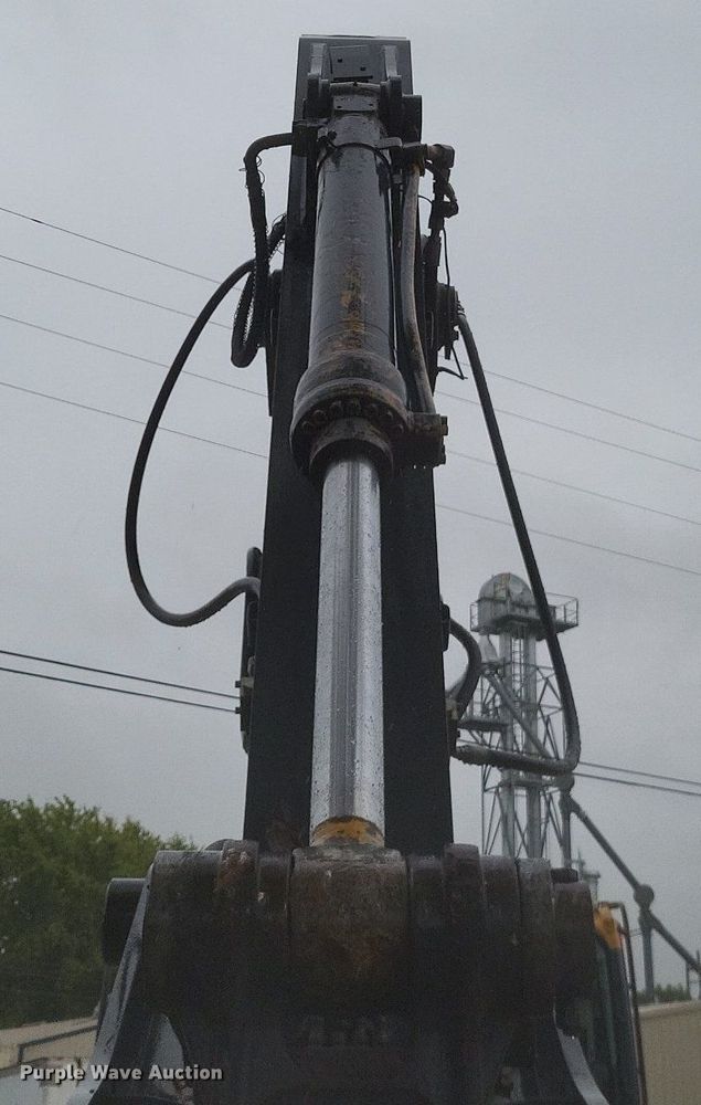 image for item DK1129 2006 John Deere 240D LC  excavator