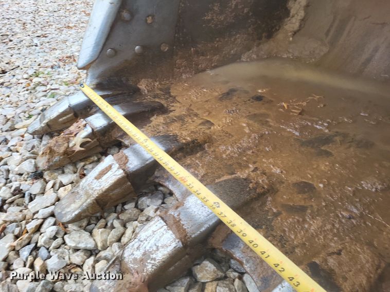 image for item DK1129 2006 John Deere 240D LC  excavator